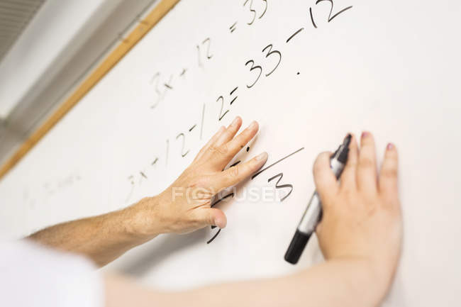 Estudiante escribiendo en pizarra - foto de stock