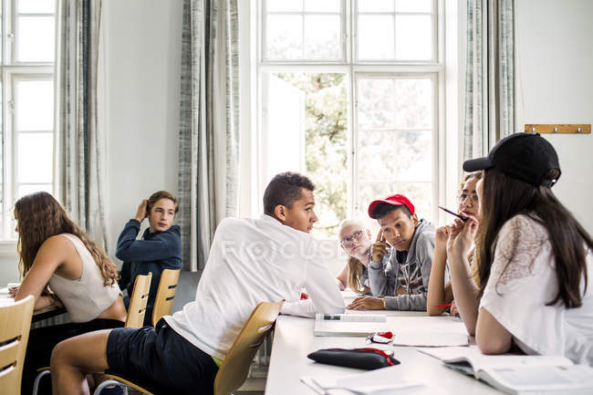 Jovens estudantes em sala de aula — Fotografia de Stock