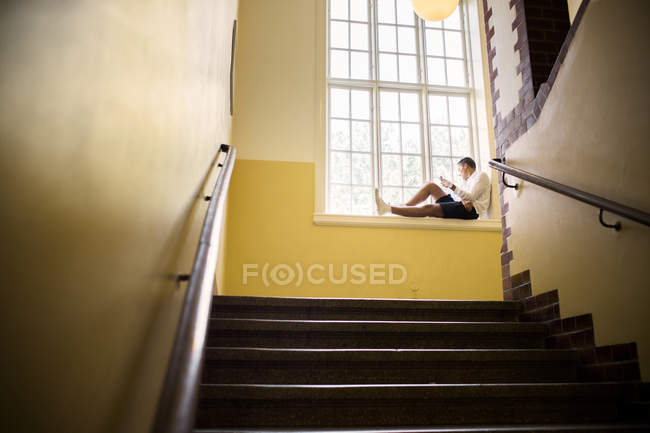 Estudante sentado à janela — Fotografia de Stock