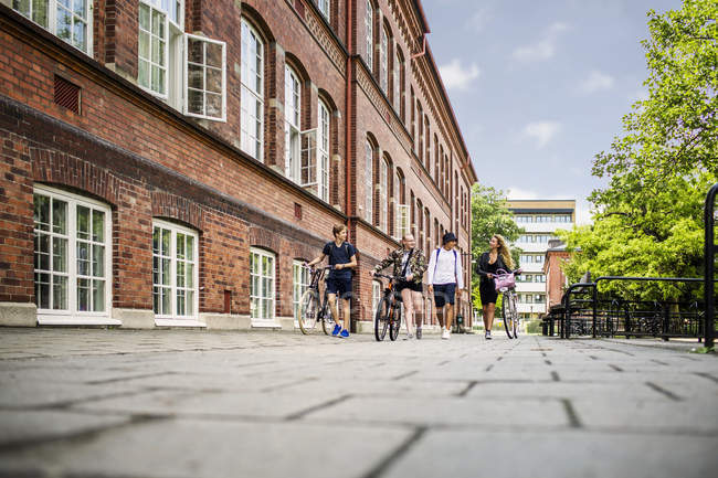 Students walking by school — Stock Photo