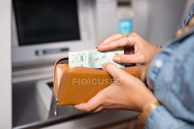 Femme retirant de l'argent — Photo de stock