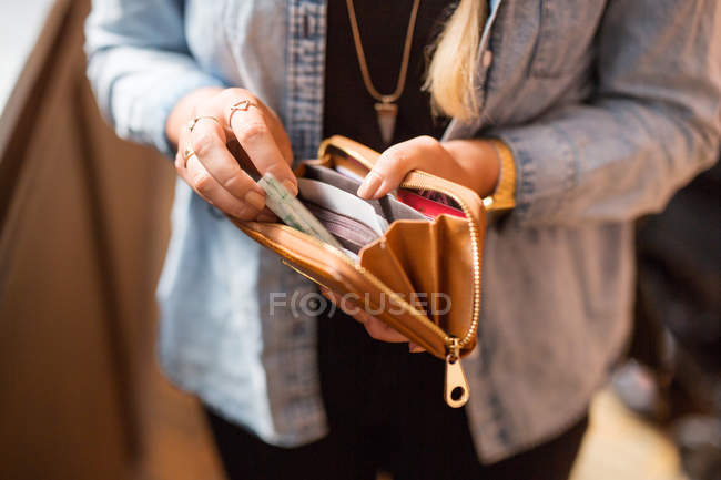 Женщина держит открытый бумажник — стоковое фото