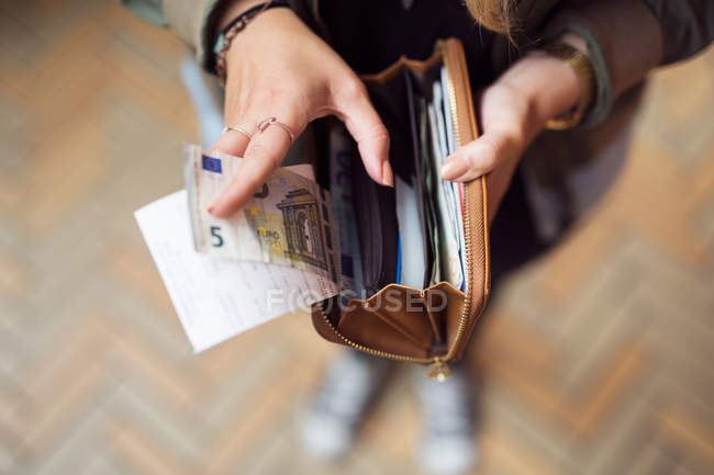 Mulher segurando carteira aberta — Fotografia de Stock