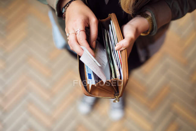 Femme tenant portefeuille ouvert — Photo de stock