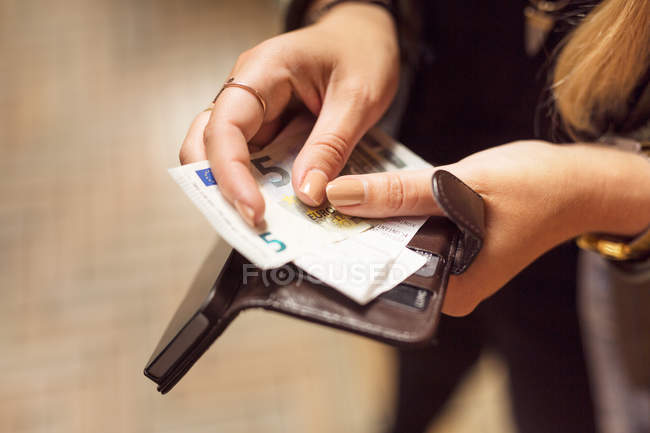 Mujer sosteniendo cartera abierta - foto de stock