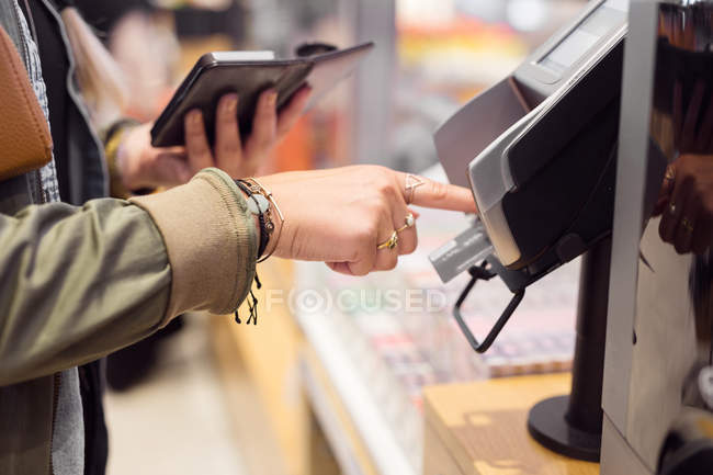 Femme payant avec carte — Photo de stock