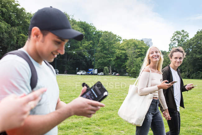 Friends playing augmented reality game — Stock Photo