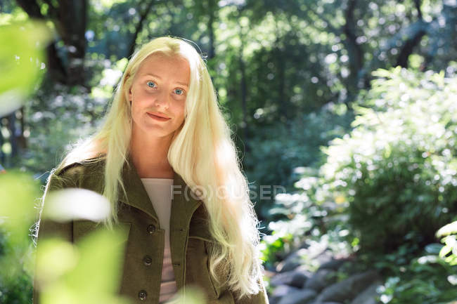 Ragazza adolescente tra gli alberi nel parco — Foto stock