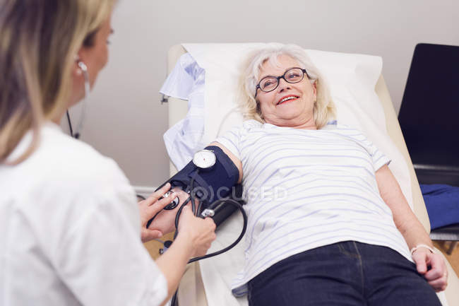 Старші жінки, дивлячись на доктора — стокове фото