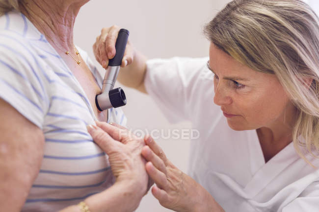 Médico examinando piel - foto de stock