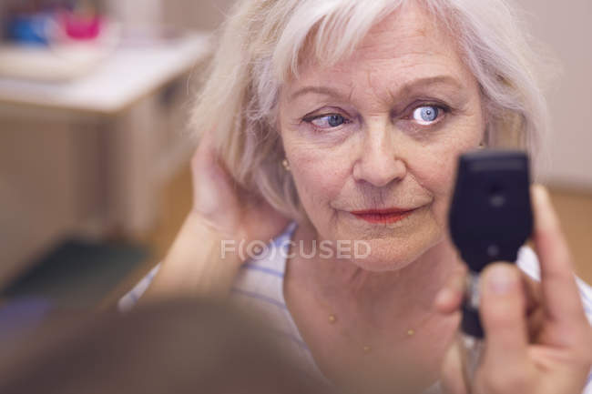 Seniorin lässt Augen checken — Stockfoto