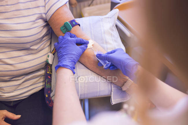 Médico recolhendo amostra de sangue — Fotografia de Stock