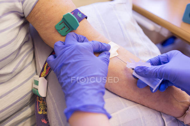 Doctor drawing blood — Stock Photo