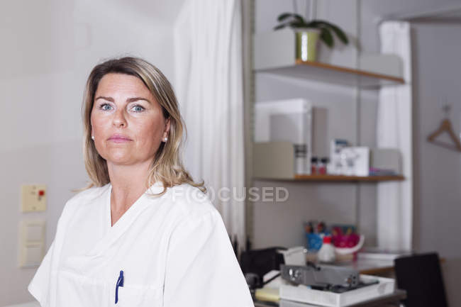 Médico en sala de examen - foto de stock