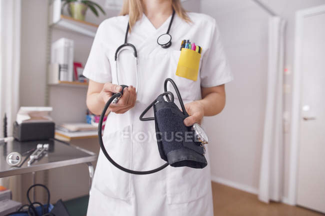 Médico joven en sala de examen - foto de stock