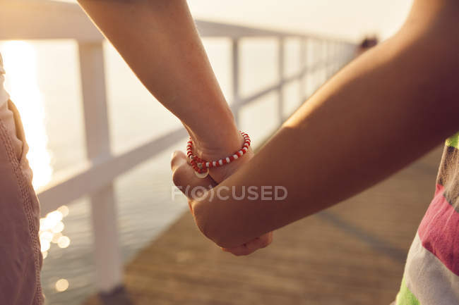 Two people holding hands — Stock Photo