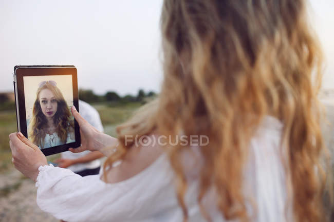 Молодая женщина с помощью планшета — стоковое фото