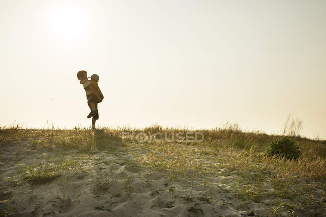 Bambini che giocano sulla spiaggia — Foto stock