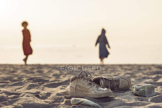 Две женщины стоят на пляже — стоковое фото