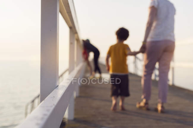 Madre e figlio che camminano sul molo — Foto stock