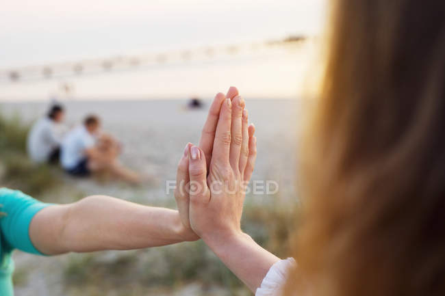 Mulher e adolescente menina tocando as mãos — Fotografia de Stock