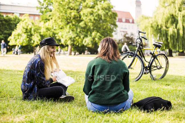 Frauen sitzen im Park — Stockfoto