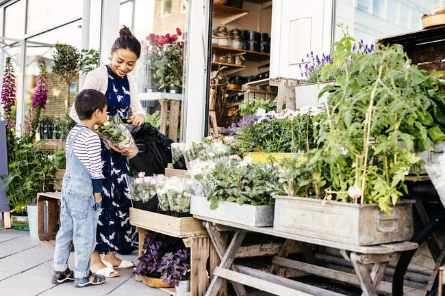 Mother with son choosing plants — Stock Photo