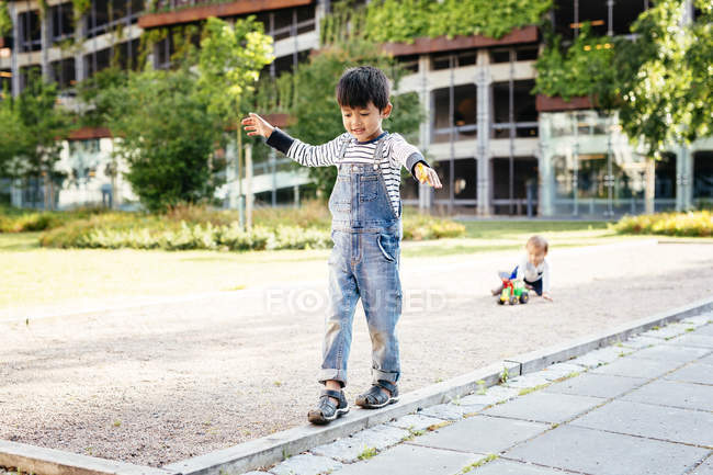 Jungen spielen auf Spielplatz — Stockfoto