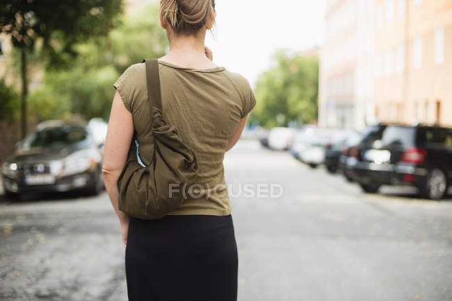 Mulher andando na rua — Fotografia de Stock