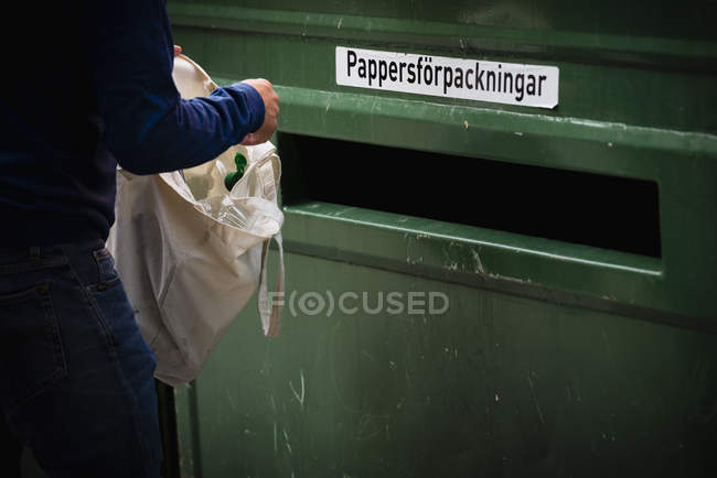 Людина викидає сміття — стокове фото