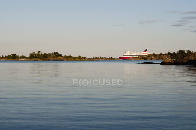 Navio de ferry ao pôr do sol — Fotografia de Stock