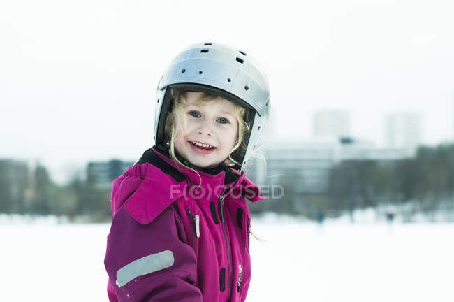 Porträt eines lächelnden Mädchens mit Helm — Stockfoto