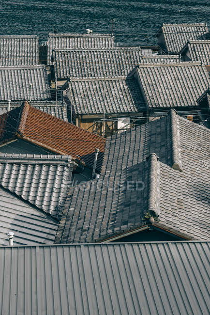 Плиточные крыши старого города — стоковое фото