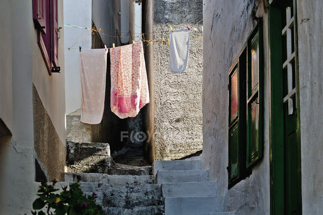 Wäscheleine in enger Straße — Stockfoto