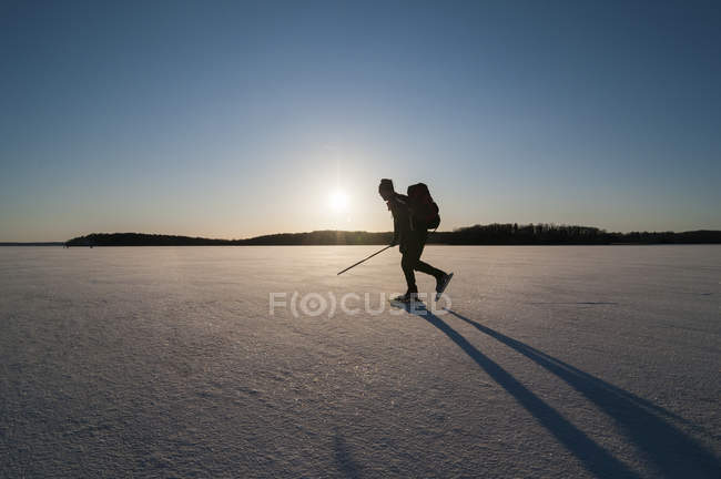Турист зимой, прогулка — стоковое фото