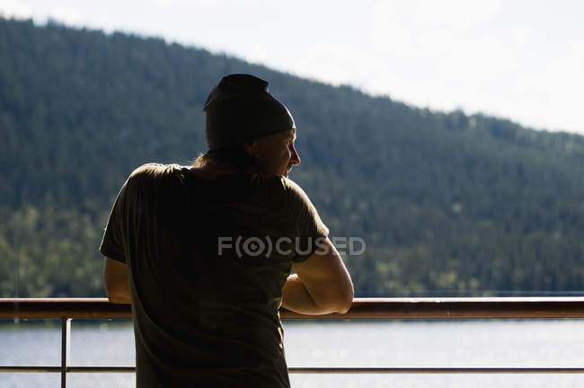 Man leaning on railing — Stock Photo