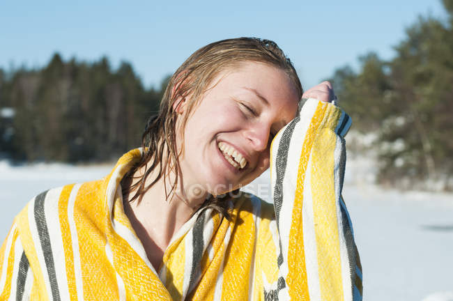 Retrato de mulher usando roupão de banho — Fotografia de Stock
