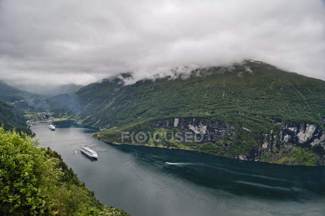 Ships on river, stunning landscape — Stock Photo