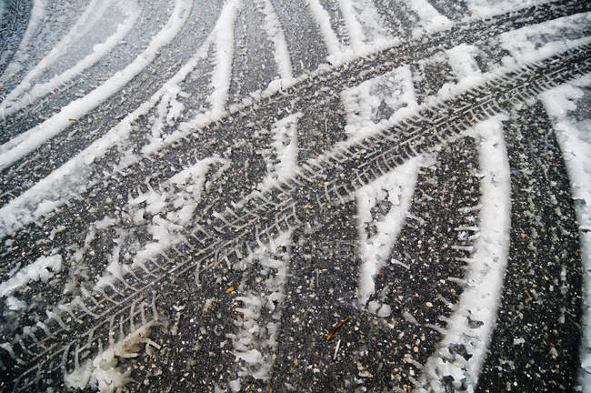 Pistes de pneus dans la neige — Photo de stock