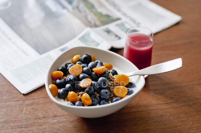 Schüssel mit Früchten auf dem Tisch — Stockfoto