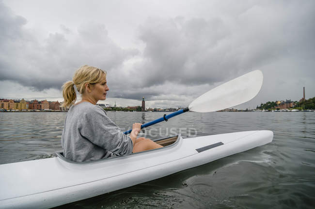 Femme kayak sur la rivière — Photo de stock
