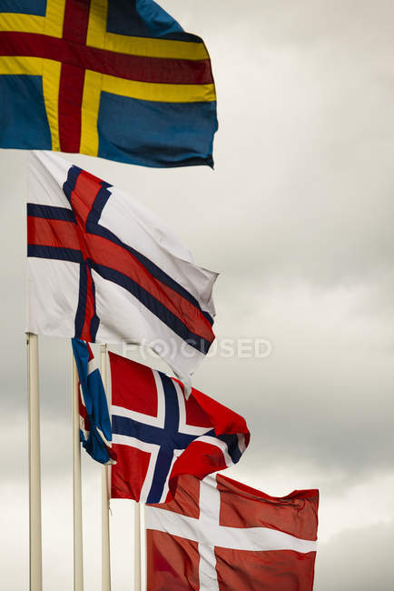Banderas en el día ventoso - foto de stock