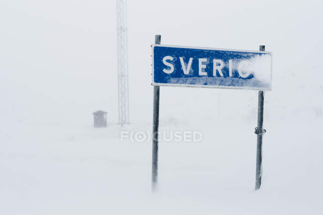 Panneau de signalisation couvert de neige — Photo de stock