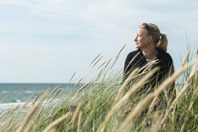 Donna guardando il mare — Foto stock