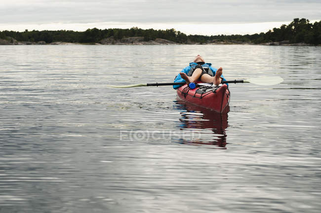 Femme couchée sur le kayak — Photo de stock