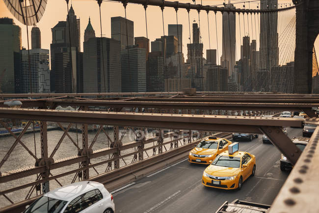 Tráfico en puente, horizonte urbano - foto de stock