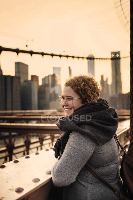 Lächelnde Frau und Wolkenkratzer — Stockfoto