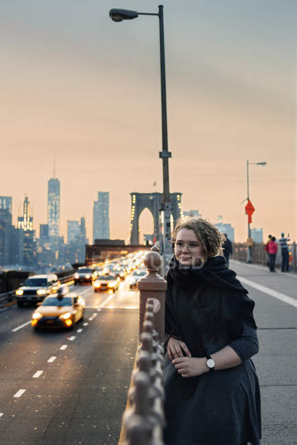 Frau steht auf Brücke — Stockfoto