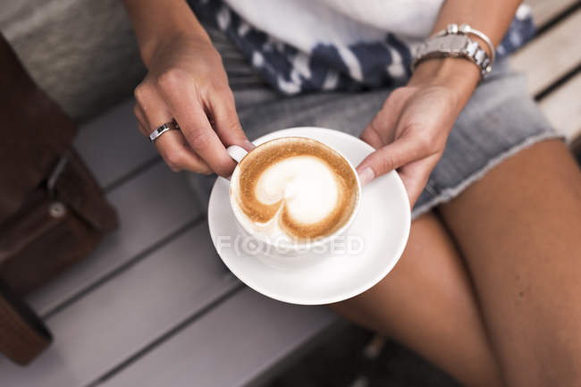 Жінка тримає чашку кави. — стокове фото