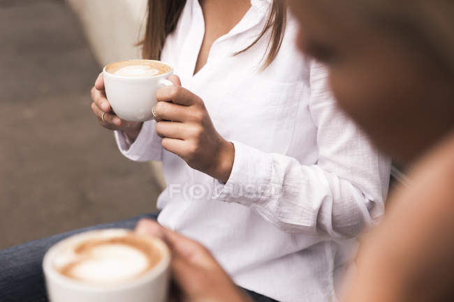 Молодые женщины пьют кофе — стоковое фото